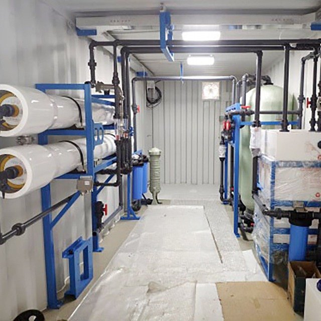 Vannrensesystem i container