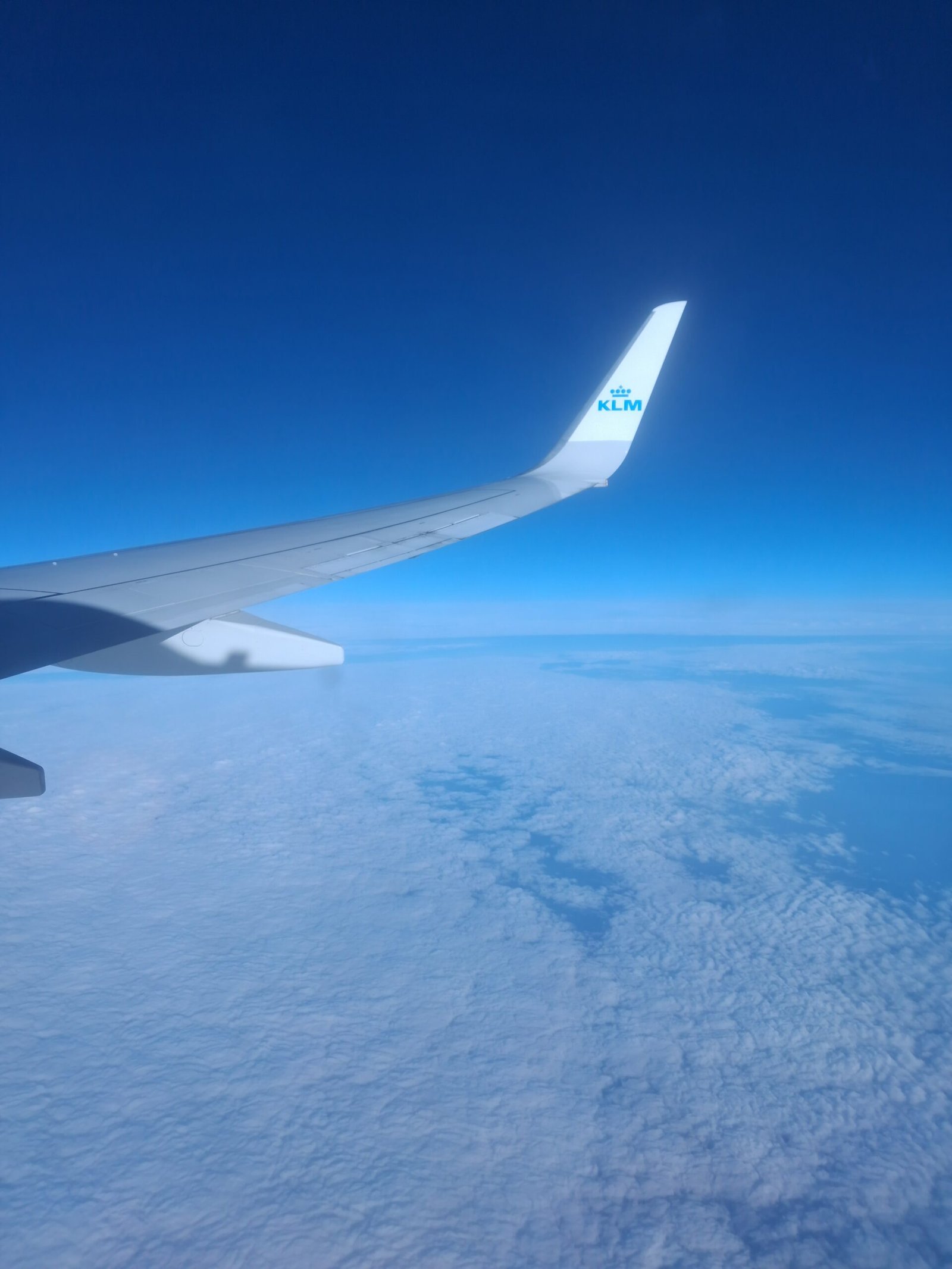 Utsikt fra flyvinduet over skyene