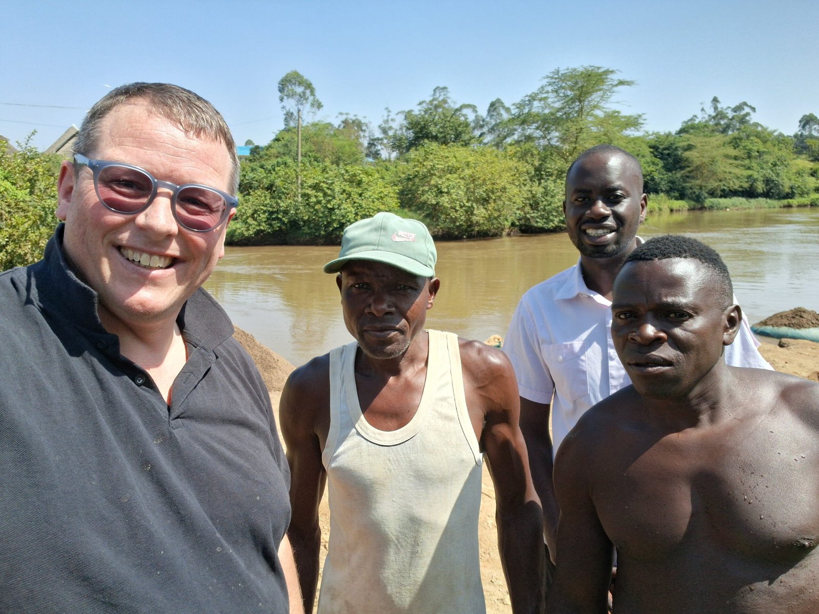 Thomas sammen med lokale arbeidere ved River Yala