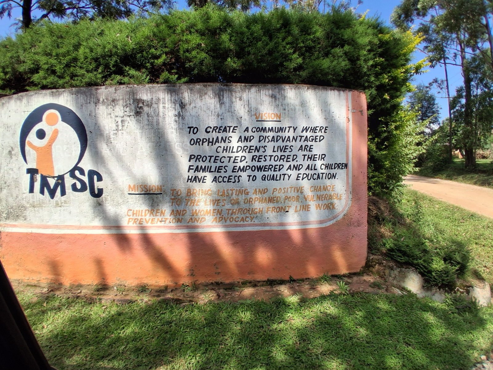 Skiltet ved Tumaini Miles of Smiles Centre